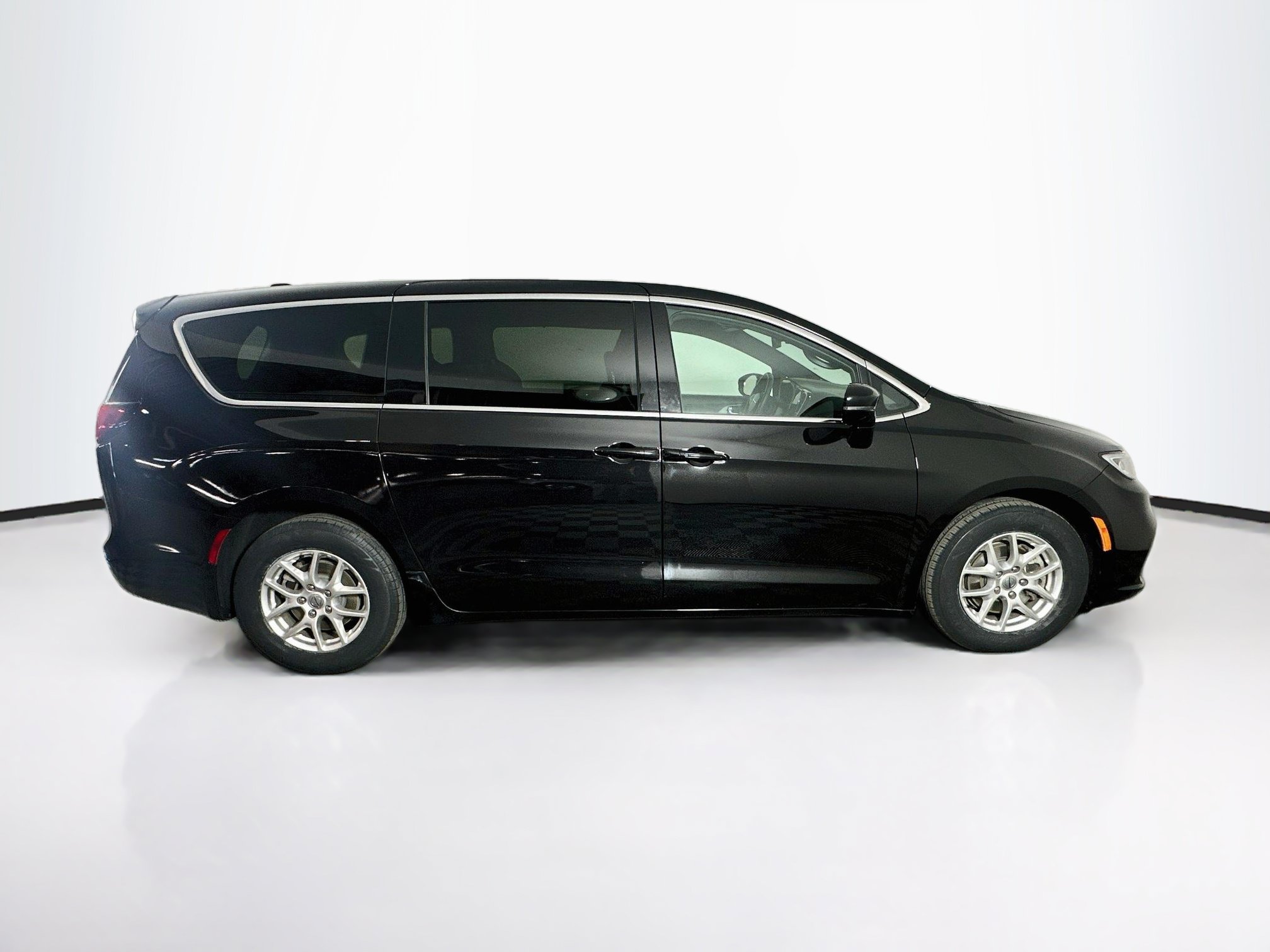 Used 2025 Chrysler Pacifica Select FWD image 10