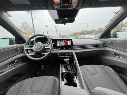 Used 2025 Hyundai Elantra SEL image 31