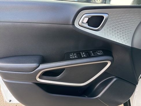 Used 2023 Kia Soul LX w/ LX Technology Package image 13