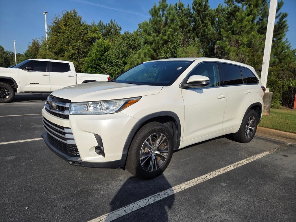 Used 2018 Toyota Highlander LE FWD image 3