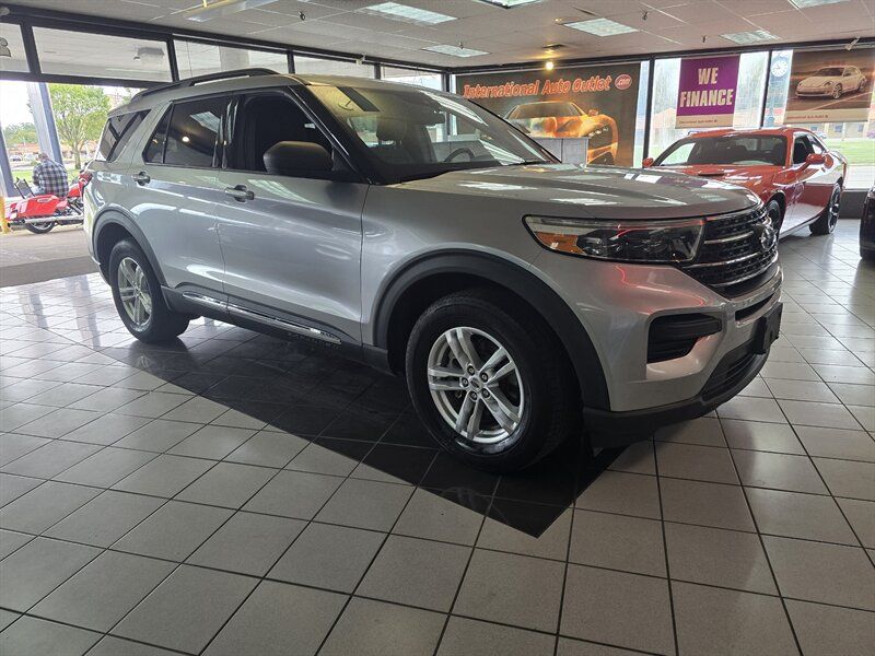 Used 2020 Ford Explorer XLT AWD/4WD image 3