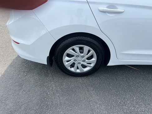 Used 2018 Hyundai Elantra SE image 11