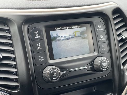 Used 2018 Jeep Cherokee Latitude w/ Altitude Package image 29