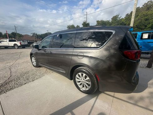 Used 2017 Chrysler Pacifica Touring-L FWD image 5