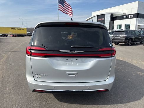 Used 2024 Chrysler Pacifica Touring-L image 4