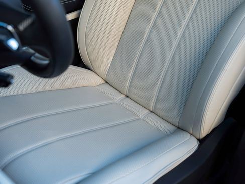 Used 2023 Bentley Bentayga Extended Wheelbase image 22