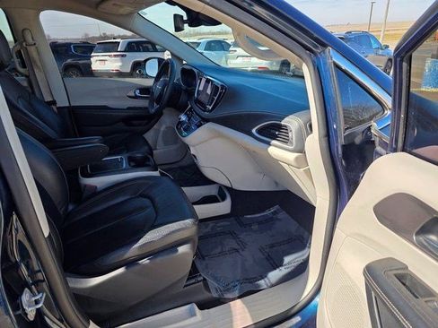 Used 2022 Chrysler Pacifica Touring-L AWD/4WD image 19