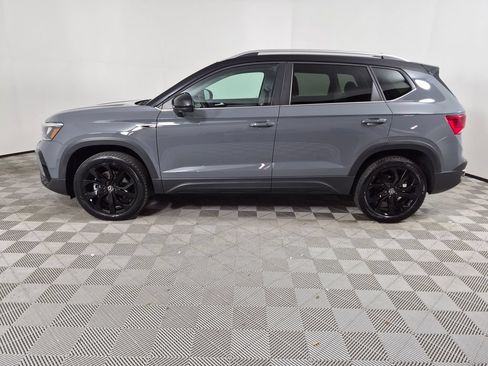 Used 2023 Volkswagen Taos SE w/ Panoramic Sunroof Package FWD image 6