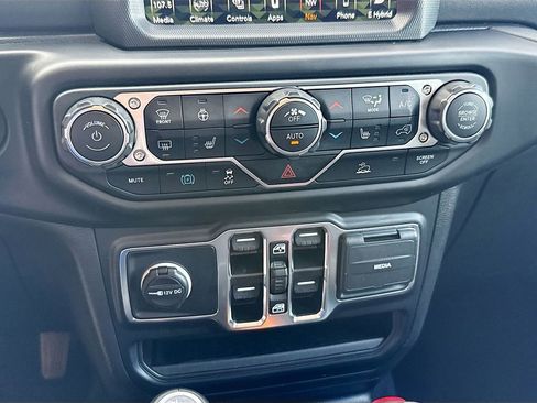 Used 2022 Jeep Wrangler Unlimited Sahara w/ Cold Weather Group image 17