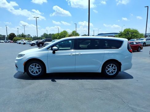 Used 2023 Chrysler Pacifica Touring-L FWD image 6