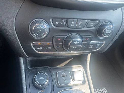 Used 2019 Jeep Cherokee Limited w/ Technology Group AWD/4WD image 12