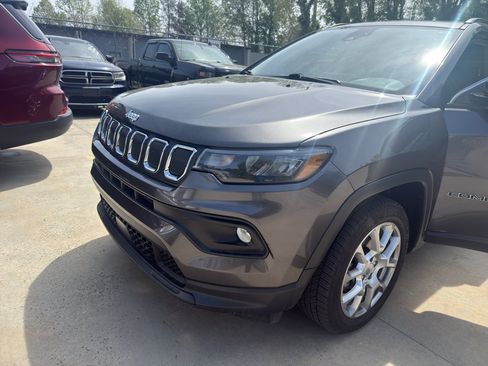 Used 2022 Jeep Compass Latitude w/ Sun and Sound Group AWD/4WD image 1