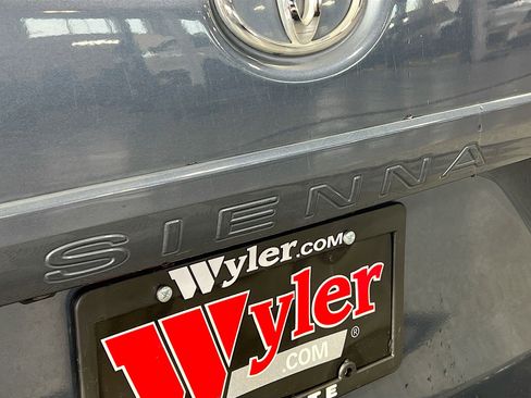 Used 2014 Toyota Sienna XLE image 35