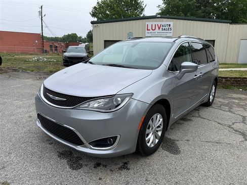 Used 2018 Chrysler Pacifica Touring-L FWD image 1