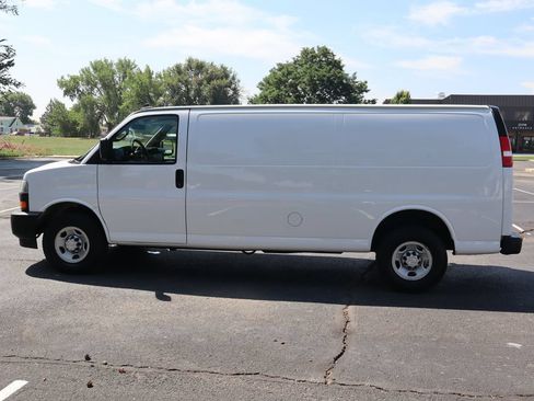 Used 2018 Chevrolet Express 2500 Extended RWD image 9