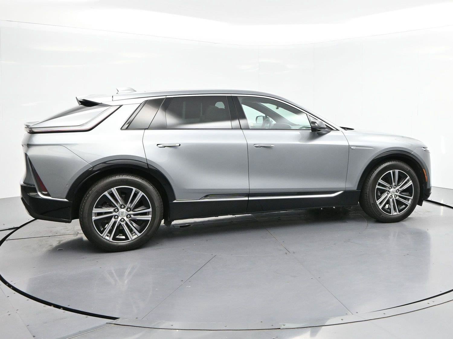 Used 2024 Cadillac Lyriq Luxury AWD/4WD image 8