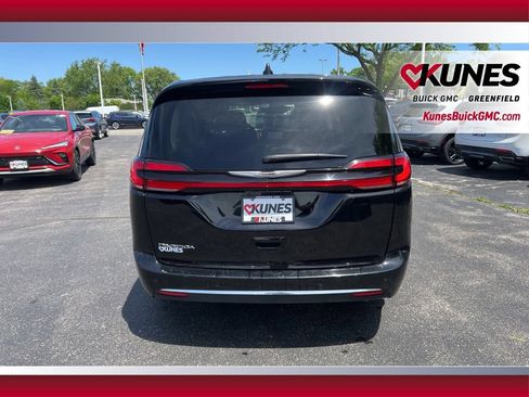 Used 2024 Chrysler Pacifica Touring-L FWD image 6