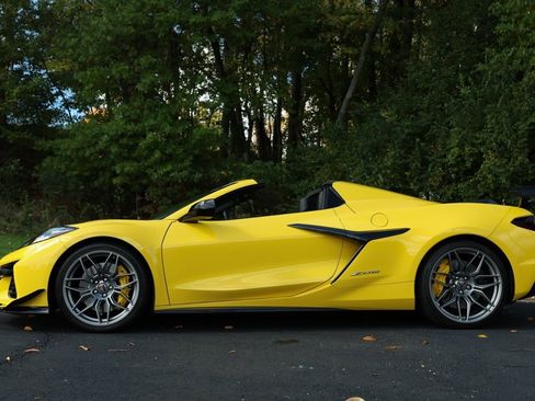 Used 2025 Chevrolet Corvette Z06 w/ Chrome Exterior Badge Package image 19