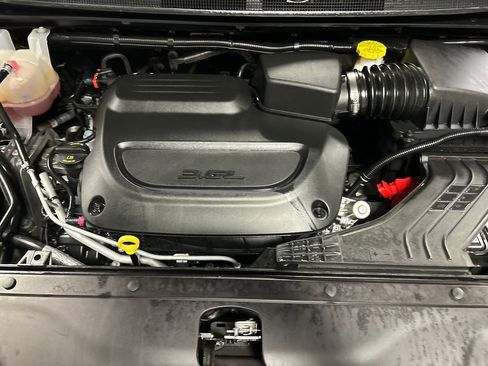 Used 2024 Chrysler Pacifica Touring-L image 27