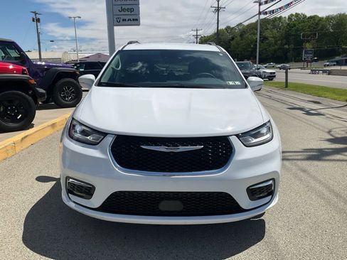 Used 2022 Chrysler Pacifica Touring-L FWD image 3