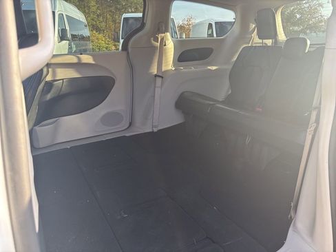 Used 2024 Chrysler Pacifica Touring-L FWD image 19