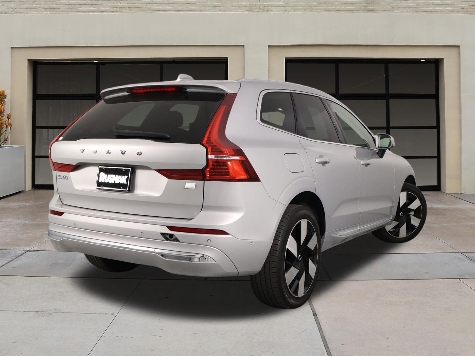 Certified 2023 Volvo XC60 T8 Plus AWD/4WD image 4
