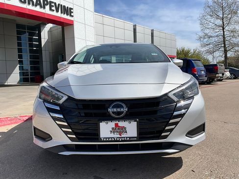 Used 2025 Nissan Versa SV image 3