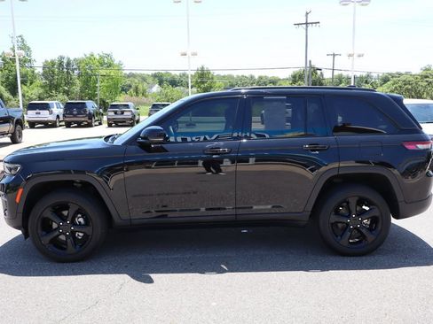 Used 2024 Jeep Grand Cherokee Altitude AWD/4WD image 27