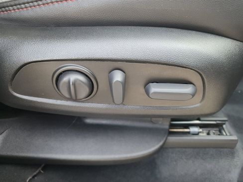 Used 2023 Chevrolet Traverse RS image 36