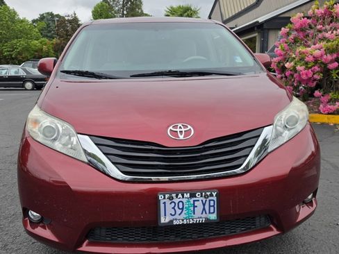 Used 2011 Toyota Sienna LE FWD image 10