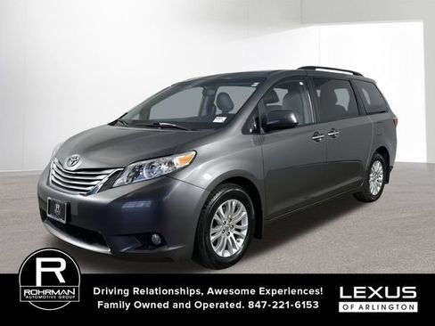 Used 2017 Toyota Sienna XLE image 1