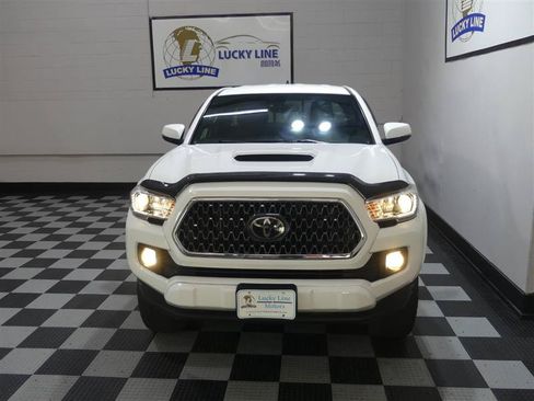 Used 2018 Toyota Tacoma TRD Sport AWD/4WD image 3