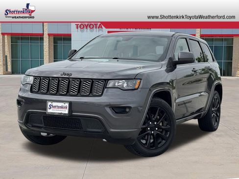 Used 2018 Jeep Grand Cherokee Altitude RWD image 1