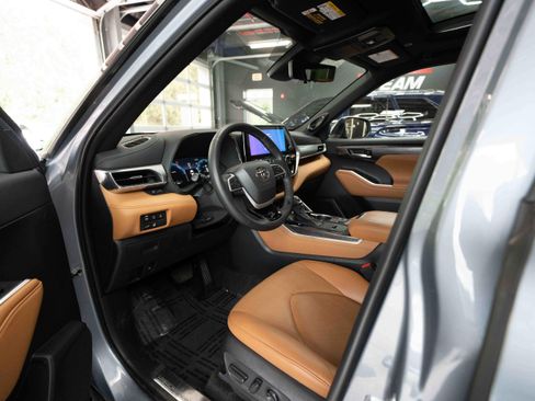 Used 2023 Toyota Highlander Platinum AWD/4WD image 8