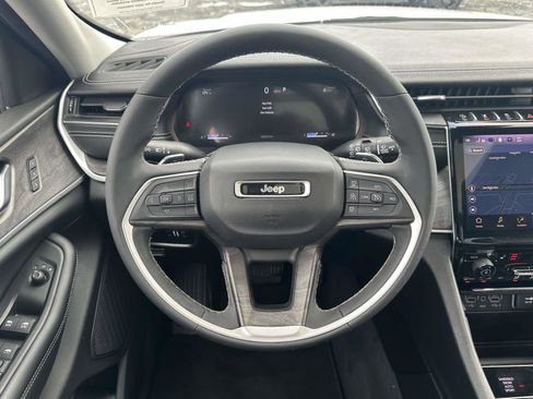 Used 2023 Jeep Grand Cherokee Limited image 15