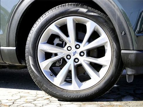 Used 2021 Ford Explorer Platinum w/ Premium Technology Package image 2