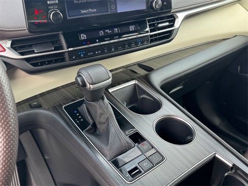 Used 2023 Toyota Sienna Platinum image 21