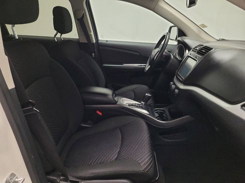 Used 2019 Dodge Journey SE image 21