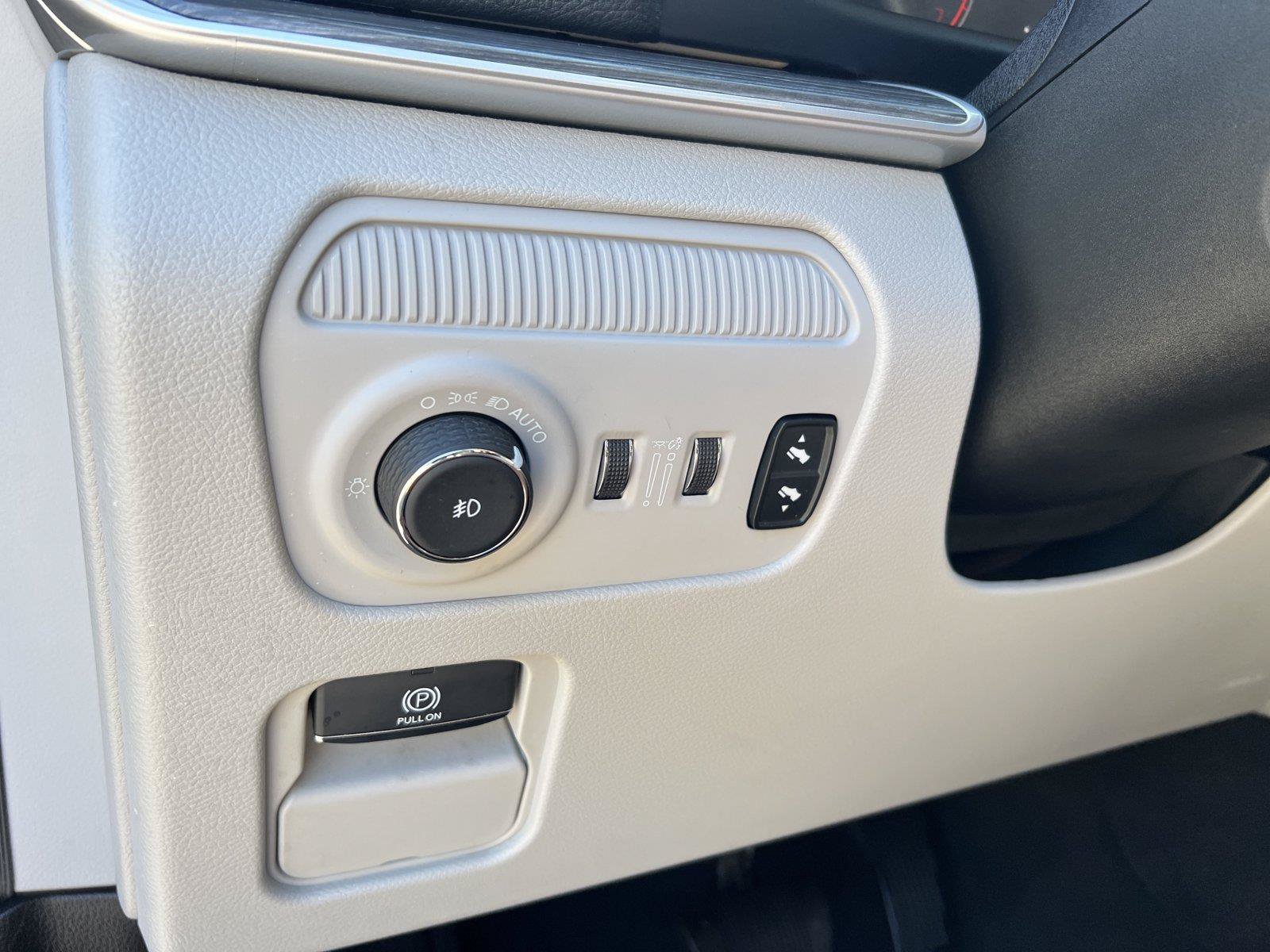 Used 2024 Jeep Wagoneer L Series II w/ Flexible Seating Group RWD image 13