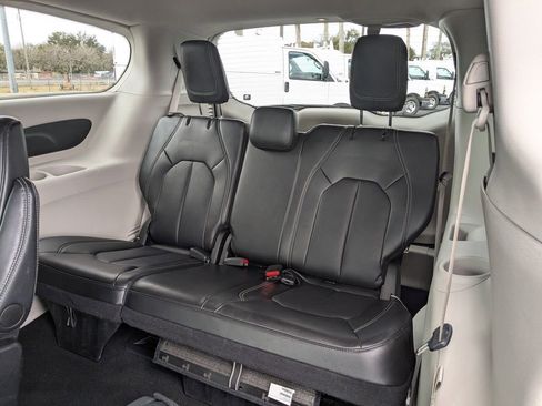 Used 2024 Chrysler Pacifica Touring-L image 16