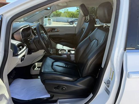 Used 2017 Chrysler Pacifica Touring-L FWD image 20