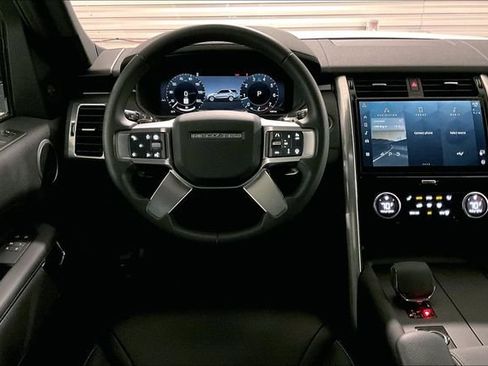 Certified 2025 Land Rover Discovery S image 4