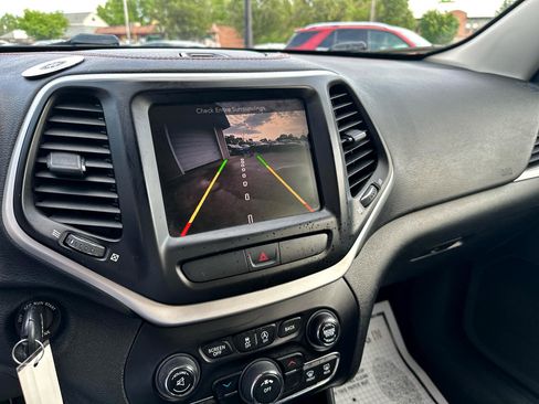 Used 2016 Jeep Cherokee Trailhawk w/ Cold Weather Group image 15