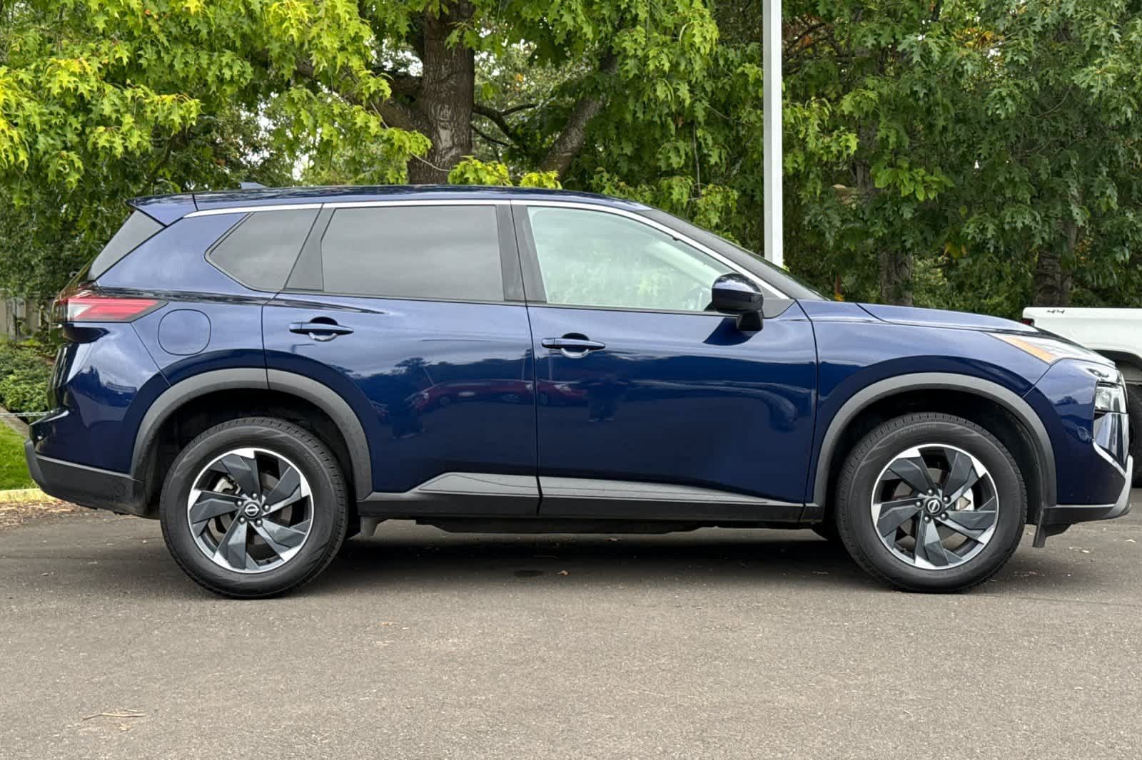 Used 2025 Nissan Rogue SV AWD/4WD image 8