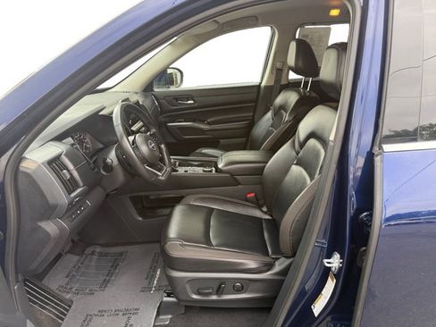 Used 2025 Nissan Pathfinder SL AWD/4WD image 10