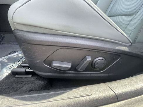 Used 2025 Hyundai Elantra Limited FWD image 16