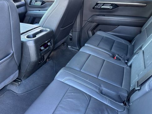 Used 2025 Chevrolet Suburban Z71 image 15