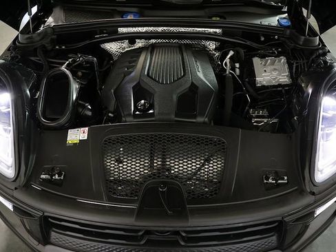 Used 2023 Porsche Macan AWD/4WD image 38