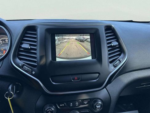 Used 2019 Jeep Cherokee Latitude w/ Cold Weather Group image 19