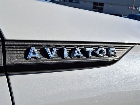 Used 2024 Lincoln Aviator AWD w/ Premium Package image 24
